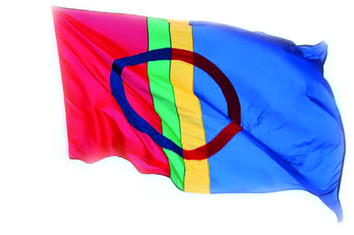 samisk flagg som vaier i vinden
