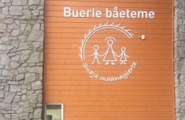 Husvegg med den sørsamiske teksten Buerie båeteme